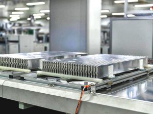 工程师们正试图开发新的电池技术，通过使用两种类似的途径来提高电池组的能量密度——增加电池密度和增加系统密度。