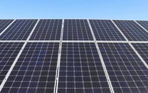 太阳能电池板是一种设备，可以用来收集来自太阳的清洁、可再生的太阳能，并将这些能量转化为电能。