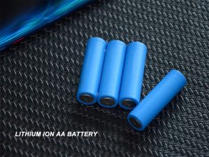 一个aa-电池-提供-1.5V封装式外壳，直径14.5毫米，长度50.5毫米
